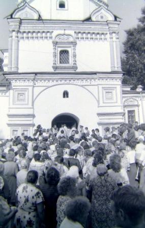Крестный ход в 9 Пятницу у Богоявленской церкви. Фото В.А. Савинова. 1991 г.