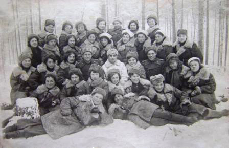 Онянова Л.А. в верхнем ряду слева. Снайперская рота. 1944 г.