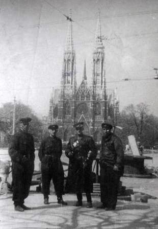Блинов В.М. (третий слева). Австрия. 1945 г.