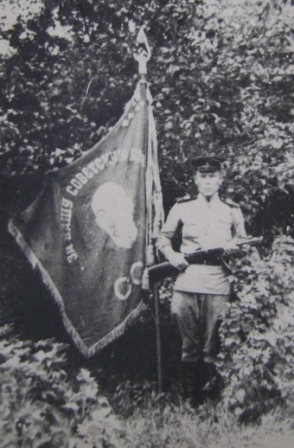 Москалев В.С. у знамени части. 1944 г.
