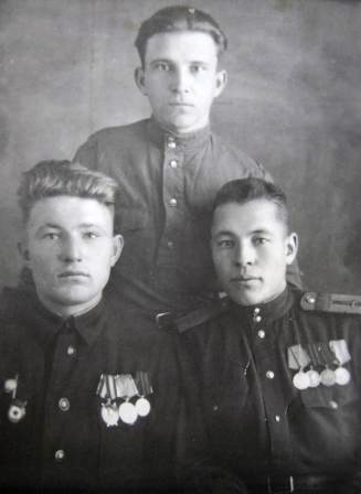 Матушкин А.Н. (справа) с товарищами. 1948 г.