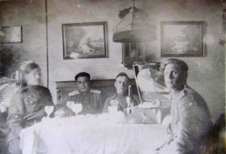 Шешуков М.Ф. (справа) в квартире жителей Ростока. 2.05.1945 г.