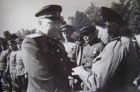 Кузнецов В.И. вручает награды. 1945 г.