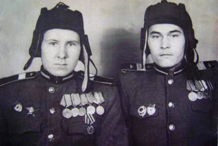 Бронников Е.П. (справа). 1945 г.