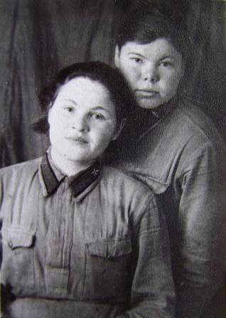 Чаплыгина З.А. (справа) с подругой. 1942 г.